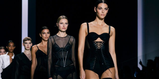 VIDEO Săptămâna Modei de la Milano: Creaţiile vestimentare în alb şi negru au dominat colecţia Dolce & Gabbana  