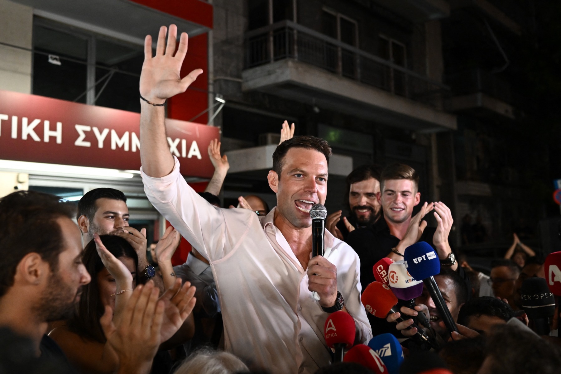 Το ελληνικό αριστερό κόμμα Σύριζα διασπάστηκε μετά την αποχώρηση 45 μελών της ηγεσίας του, δυσαρεστημένο με τη νέα κατεύθυνση