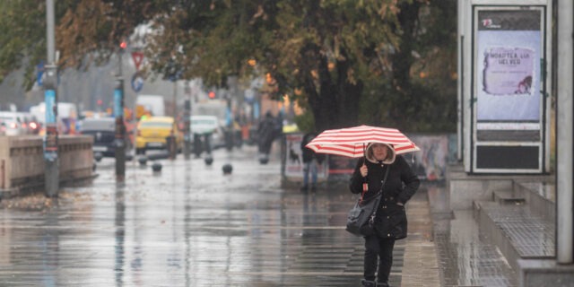 vreme, ploaie, meteo, iarna, Bucuresti, oameni