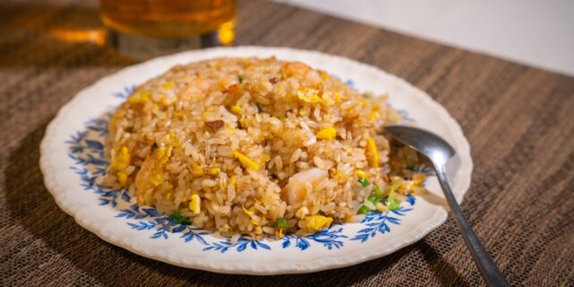 orez prăjit cu ouă, mâncare, restaurant