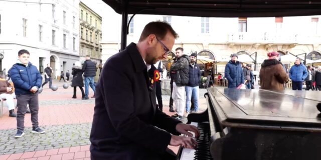 Dominic Fritz in Piata Libertatii canta la pian
