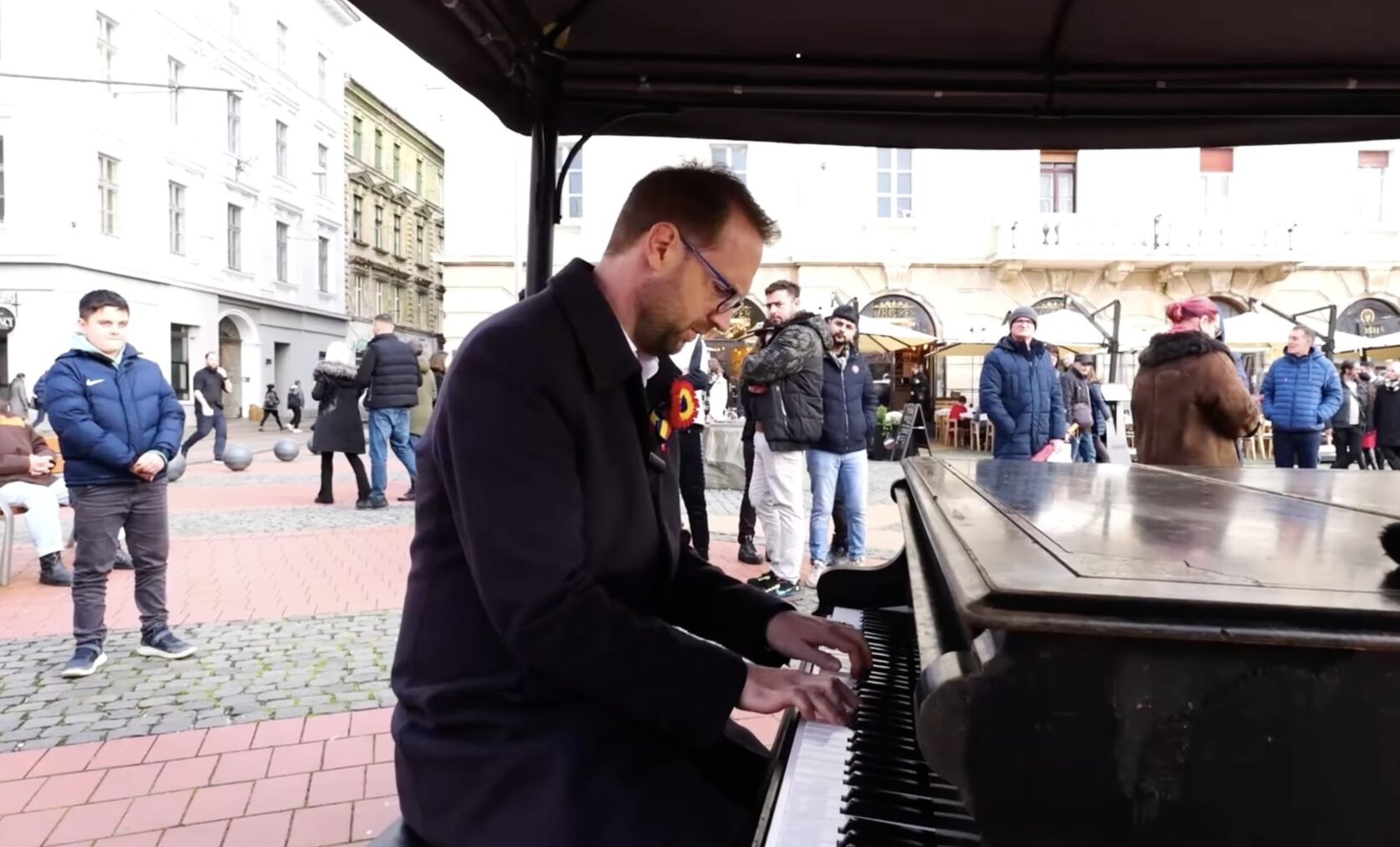 Dominic Fritz in Piata Libertatii canta la pian