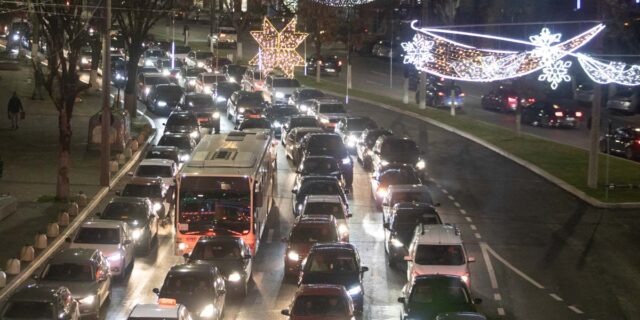 trafic, Bucuresti, masini, sector 4, lumini festive