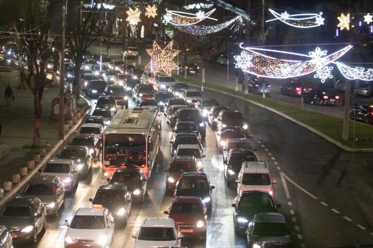 trafic, Bucuresti, masini, sector 4, lumini festive