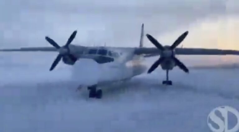 Avion Rusia aterizat rau inghetat
