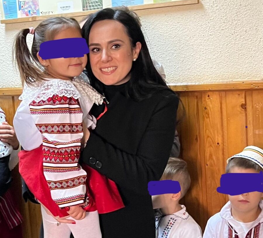 ministru Simona Bucura-Oprescu, cu copii din medii defavorizate