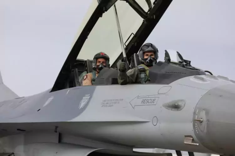 Ministerul Apărării Naţionale, F16, instuire piloti romani F16