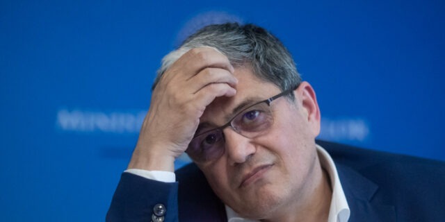 Marcel Bolos, ministrul Finantelor
