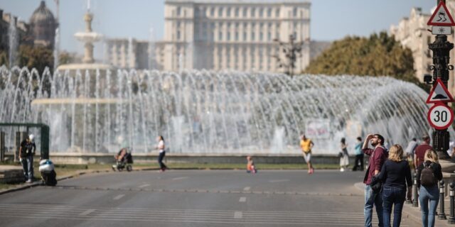 Piața Unirii, fântâni Unirii, București, vară, Palatul Parlamentului