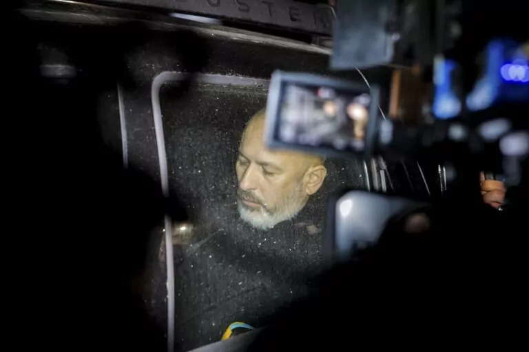 Cornel Dinicu, presupusul patron al Fermei Dacilor, este transportat cu masina de politie de la sediul Parchetului de pe langa Tribunalul Prahova, dupa ce a fost retinut pentru 24 de ore, Ploiesti
