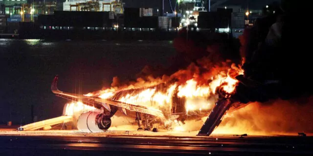 avion in flacari incendiu japonia haneda