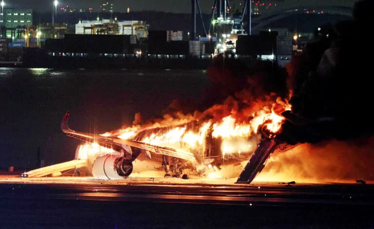 avion in flacari incendiu japonia haneda