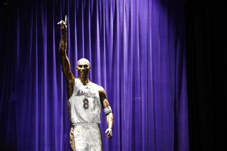 Kobe Bryant statuie la lakers