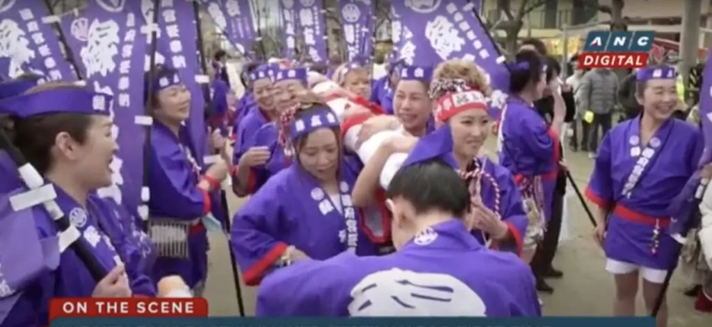festivalul dezbracatului Japonia, femei la festival