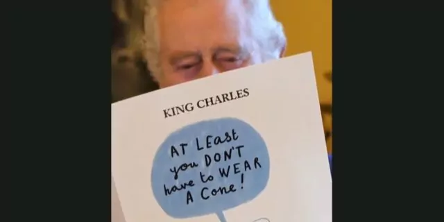 Regele Charles, surprins vesel când citește mesaje de la oameni care îi urează sănătate, după diagnosticul de cancer