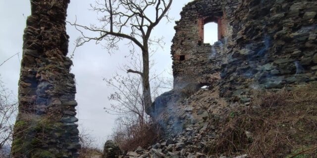 Cetatea Șoimoș, zid prăbușit