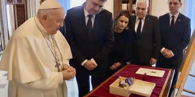 Ciolacu i-a dus Papei Francisc miere din Mărginimea Sibiului / Producător: ”Când i-am auzit unde vor s-o ducă le-am spus direct că nu vreau bani”