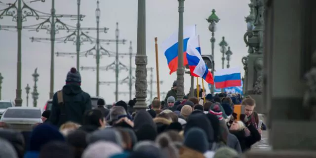 rusia rusi sanctiuni populatie moscova steag kremlin