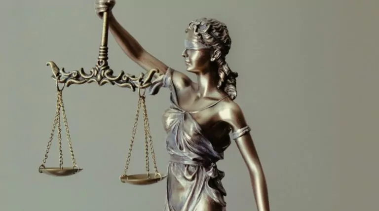 judecator, justitie, judecata, balanta, dreptate, lege, instanta