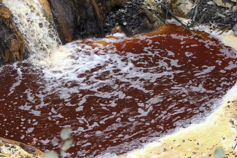 Apa poluata curge de la mina abandonata din Rosia Montana
