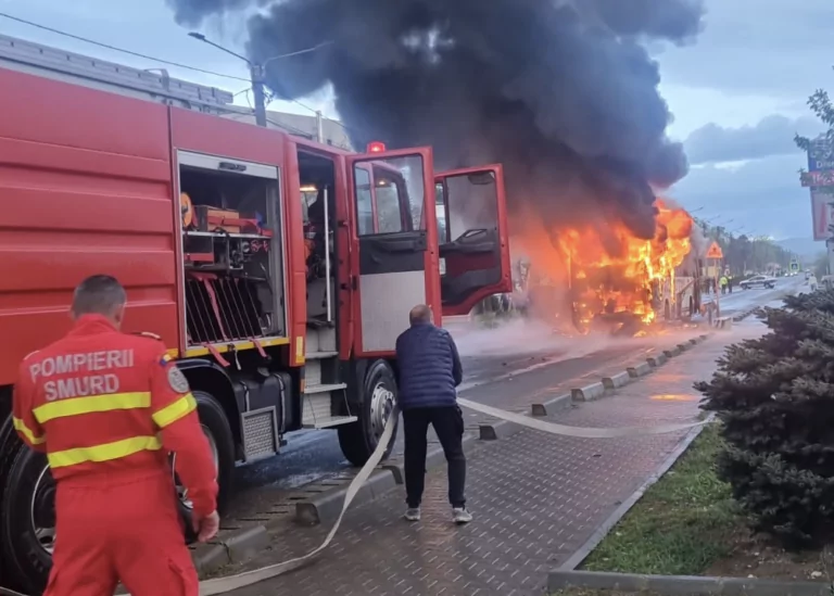 Incendiu autobuz elevi