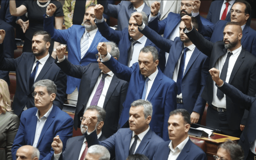 Έντεκα ακροδεξιοί Έλληνες βουλευτές κατηγορούνται για εκλογική νοθεία.  Το κόμμα των Σπαρτιατών κατηγορείται ως πολιτικό όχημα του φυλακισμένου νεοναζί Ηλία Κασιδιάρη