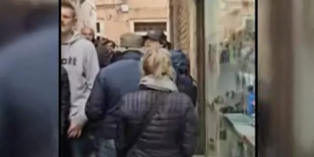 VIDEO O activistă anti-hoți de buzunare din Veneția, atacată de un român / Acesta ar fi încercat să fure telefonul unui turist / Monica Poli e un personaj celebru, ea demarând o campanie prin care localnicii îi filmează pe hoți în acțiune