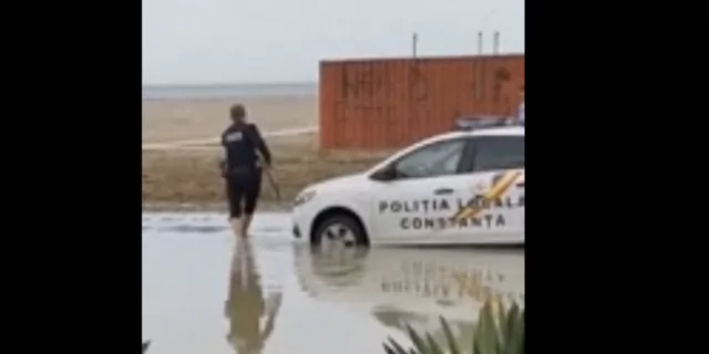 masina politie locata CT pe plaja